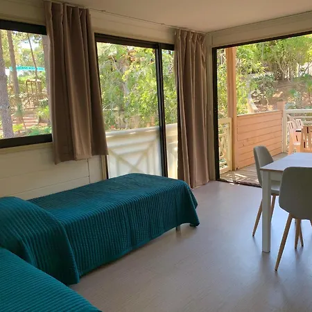 Résidence Les Pins Apartahotel Calvi (Corsica)