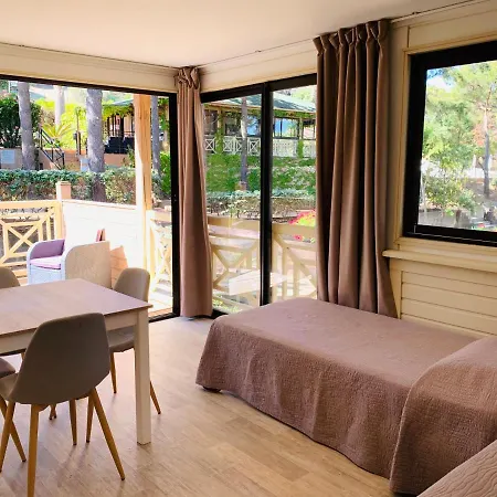 Les Pins 3* Καλβί