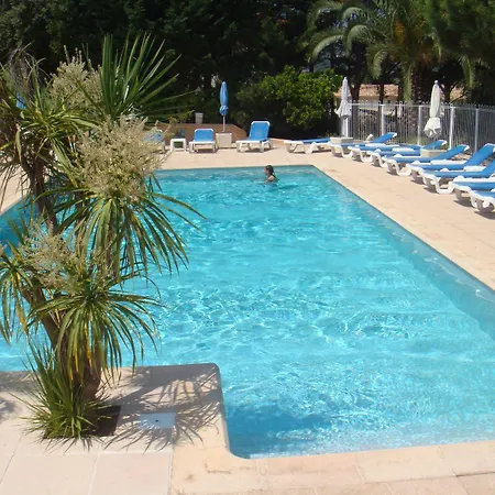 Les Pins 3* Καλβί