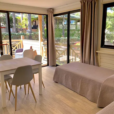 Les Pins Ξενοδοχείο με διαμερίσματα Καλβί