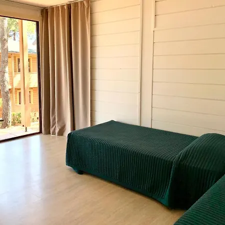 Les Pins アパートホテル カルヴィ
