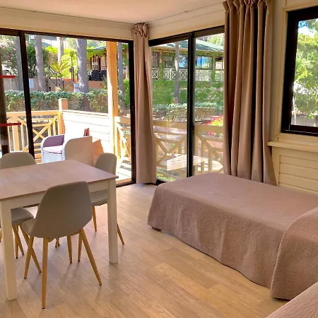 アパートホテル Les Pins 2*