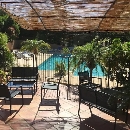 Les Pins アパートホテル 2*