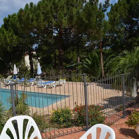 Les Pins アパートホテル カルヴィ