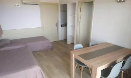 Les Pins アパートホテル カルヴィ